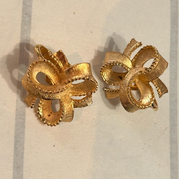 Vintage Trifari earrings - Picture 4 of 11